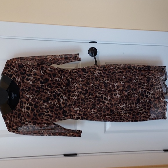Connected Apparel  Leopard Print with Gathered Side and Sheer Sleeves Size 6 - Picture 2 of 10